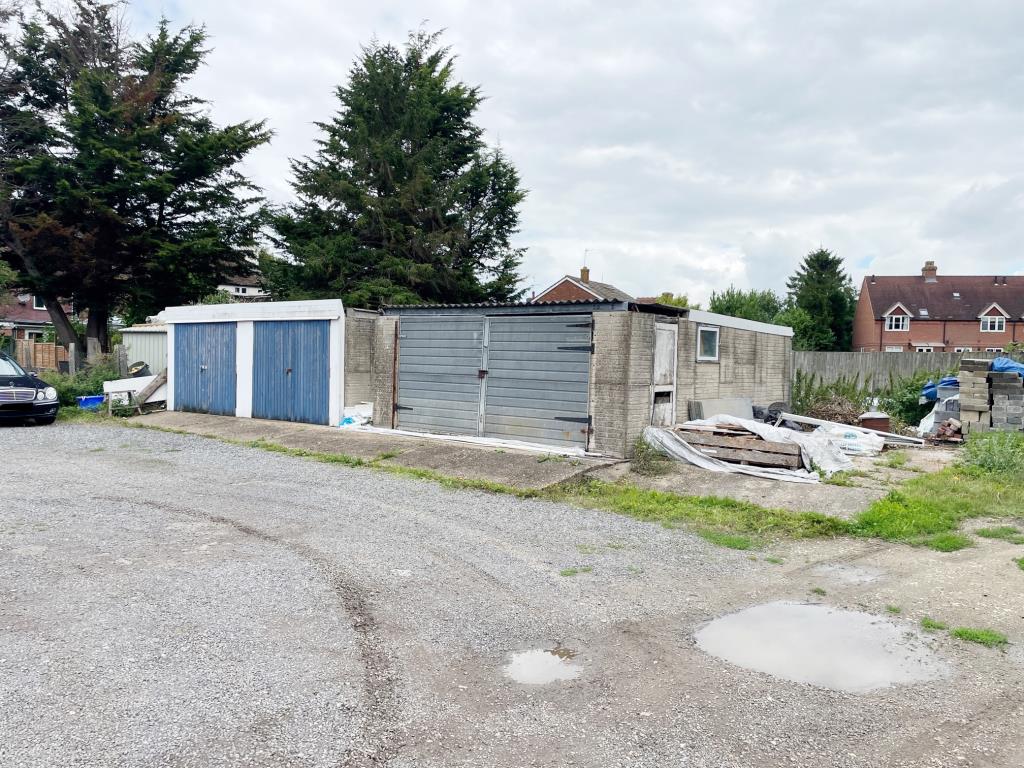 Lot: 25 - COMMERCIAL INVESTMENT AND LAND ENTIRE PLOT EXTENDING TO APPROXIMATELY 2.3 ACRES - Garages in Yard